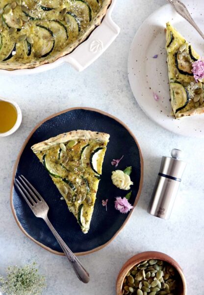 Découvrez les saveurs fraîches et savoureuses de cette quiche aux courgettes originale, qui mêle chèvre frais et pesto sur fond de pâte à tarte aux graines.