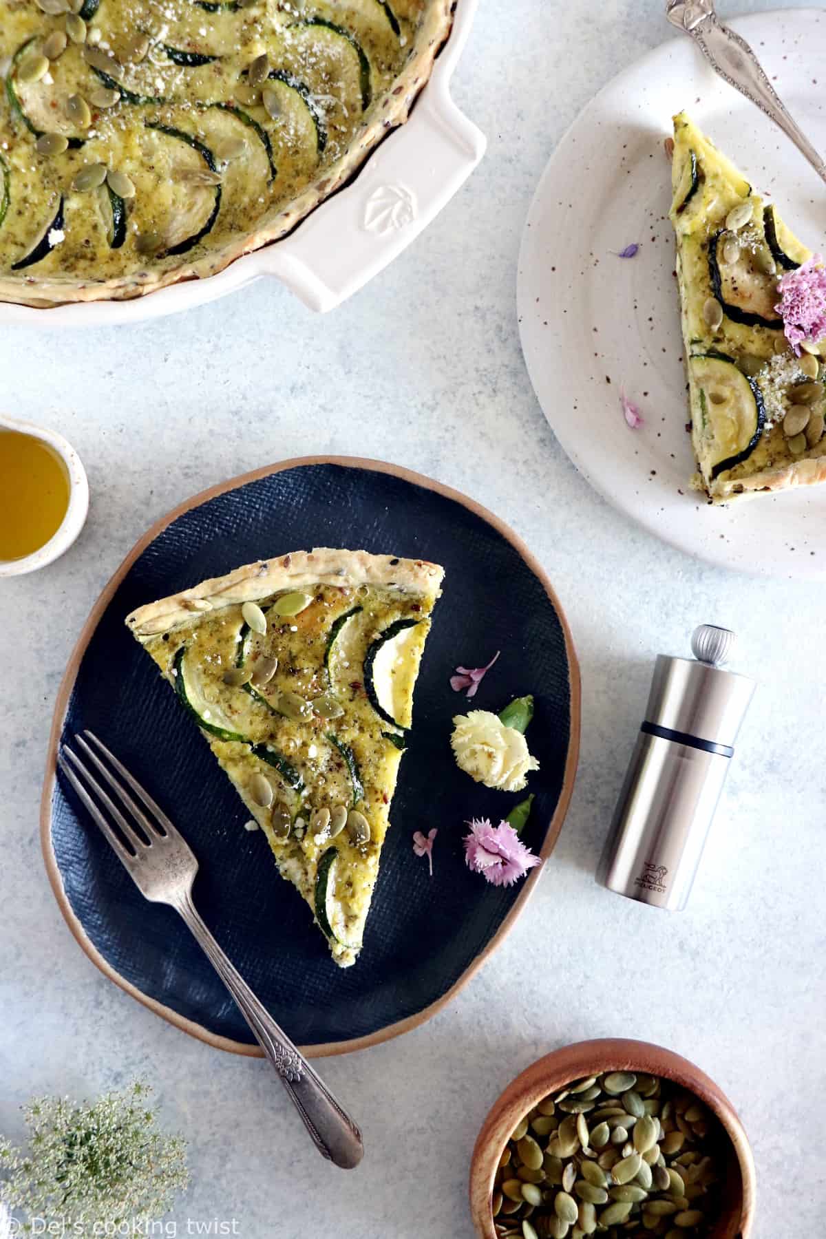 Découvrez les saveurs fraîches et savoureuses de cette quiche aux courgettes originale, qui mêle chèvre frais et pesto sur fond de pâte à tarte aux graines.