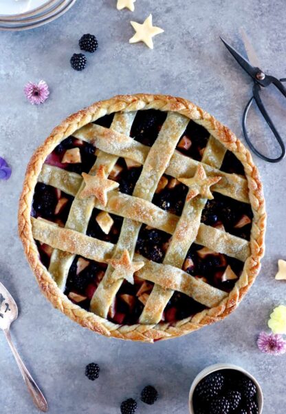 This beautiful Blackberry Apple Pie is the perfect combination of summer and fall flavors reunited together in a pie.