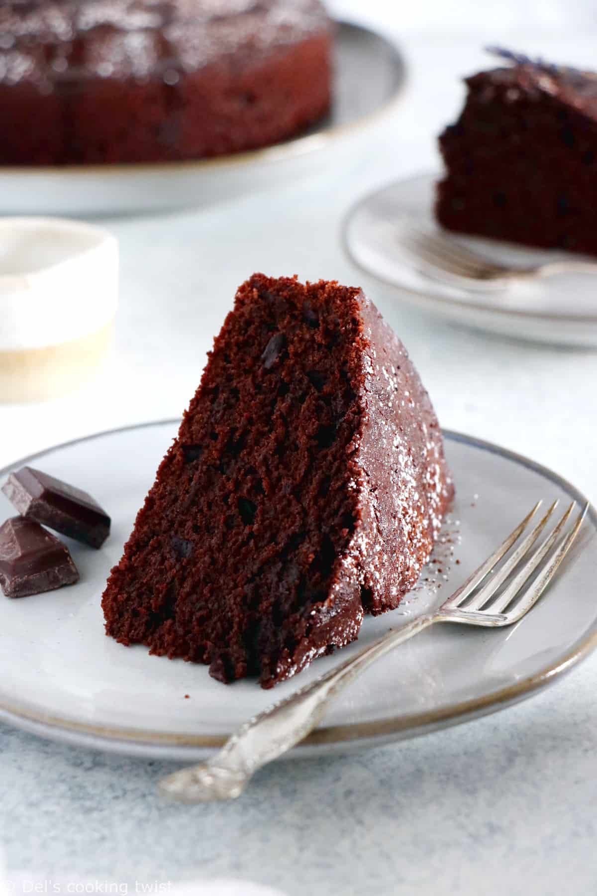 Que de saveurs dans ce gâteau au yaourt au chocolat et à l'huile d'olive ! Une recette directement dérivée du classique gâteau au yaourt mais qui se veut très chocolatée.