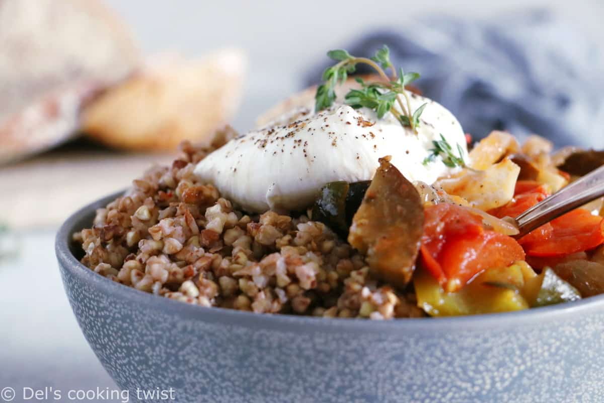 Ce plat de ratatouille, sarrasin et burrata façon "ratatouille bowl" est à la fois original, complet et rassasiant.