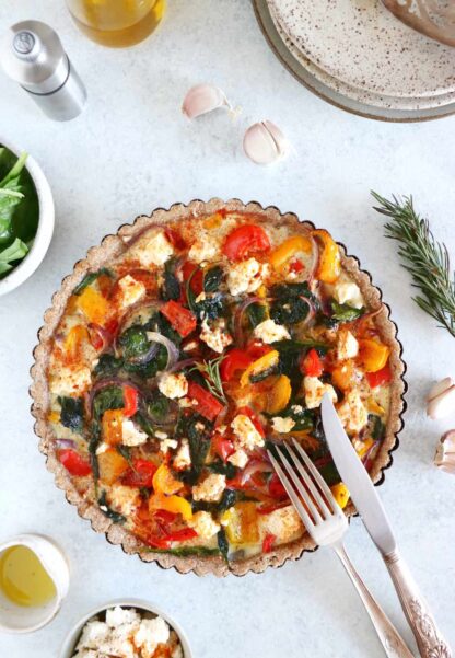 L’été s’invite dans notre assiette avec cette quiche aux légumes du soleil et à la feta qui met à l’honneur des saveurs colorées sur fond de pâte la farine complète et à l’huile d’olive.