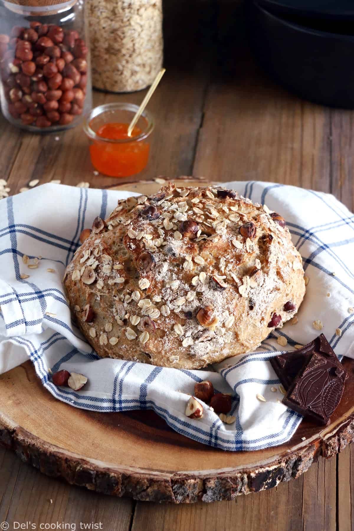 Ce pain cocotte aux noisettes et flocons d'avoine est une variation de mon pain cocotte classique, une recette de pain sans pétrissage ultra facile.