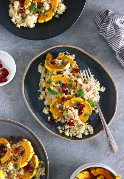 Pour une idée qui sort de l'ordinaire, découvrez ce plat de courges délicata rôties au four, servies avec du quinoa et un pesto de menthe aux saveurs subtiles et rafraîchissantes.