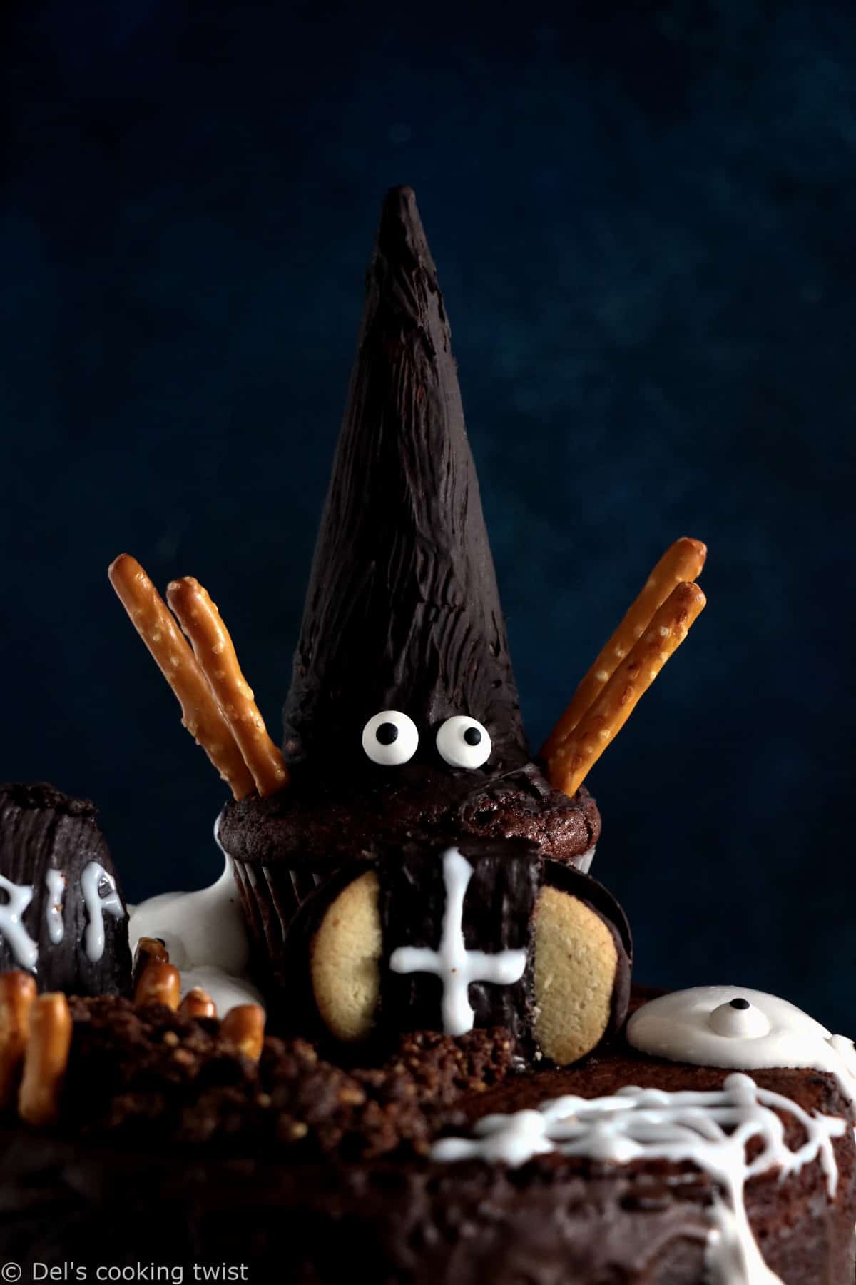 https://www.delscookingtwist.com/wp-content/uploads/2020/10/Haunted-House-Halloween-Cake_5a.jpg