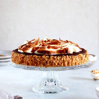 La tarte meringuée façon brownie au chocolat et bretzels est un dessert à la fois élégant et somptueux, avec un petit côté régressif auquel il est difficile de résister.