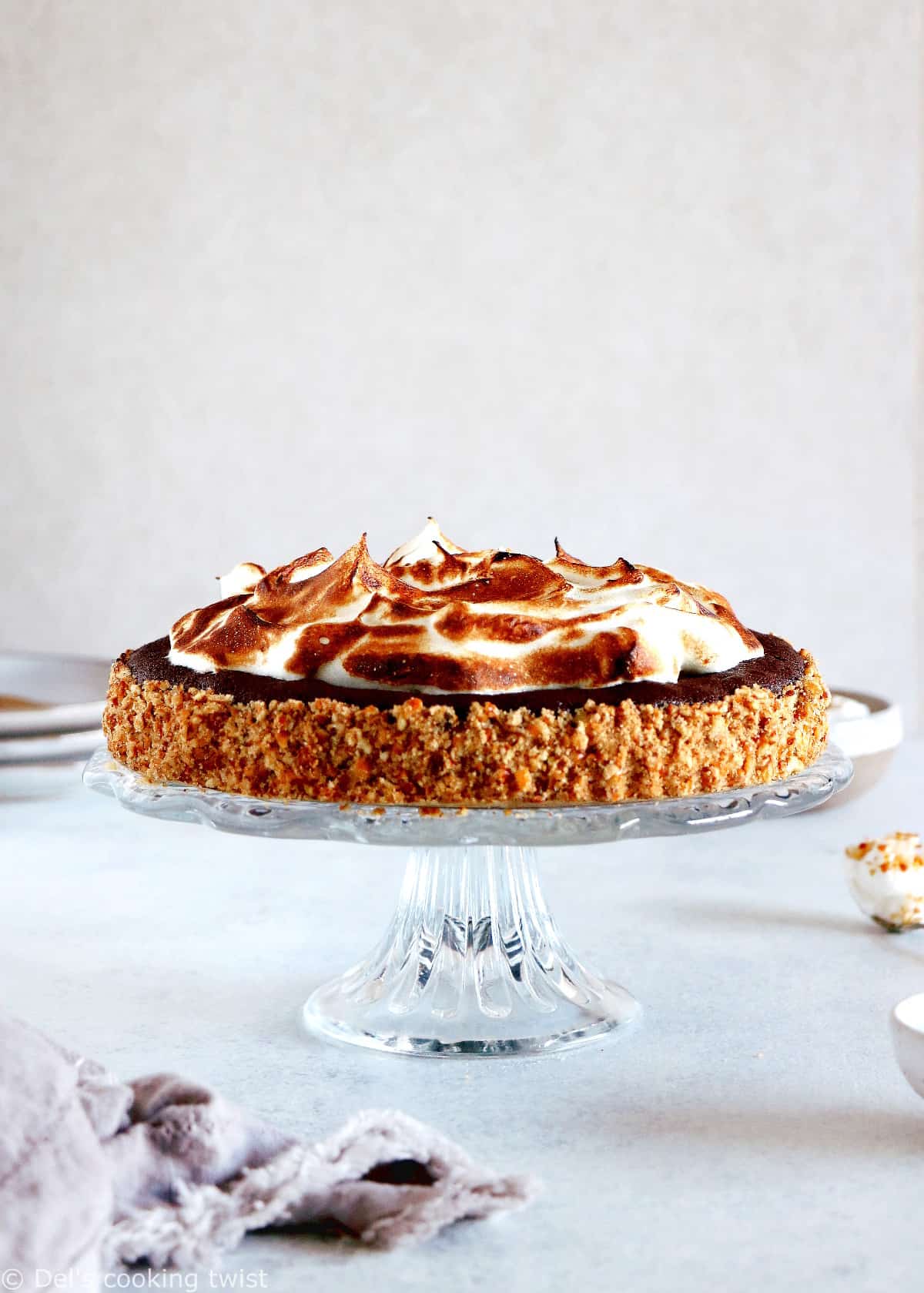 La tarte meringuée façon brownie au chocolat et bretzels est un dessert à la fois élégant et somptueux, avec un petit côté régressif auquel il est difficile de résister.