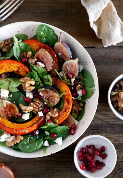 Faîtes le plein de saveurs douces et réconfortantes dans cette salade d'épinards, figues et potimarron rôti.