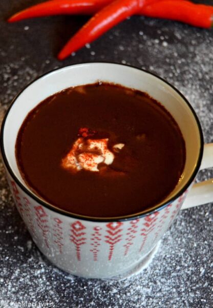 Ce chocolat chaud onctueux au chili est riche et crémeux à souhait, et vous plonge dans un univers réconfortant aux milles délices.