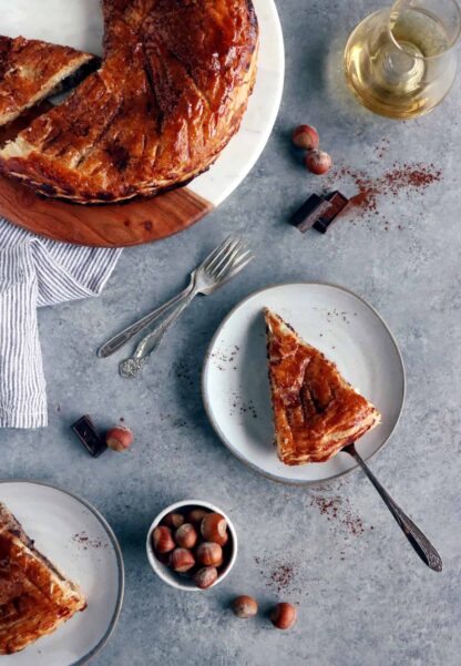 La galette des rois noisettes-chocolat est réalisée avec une crème frangipane de noisettes et du chocolat noir râpé, le tout entre deux feuilles de pâte feuilletée généreuses et croustillantes.