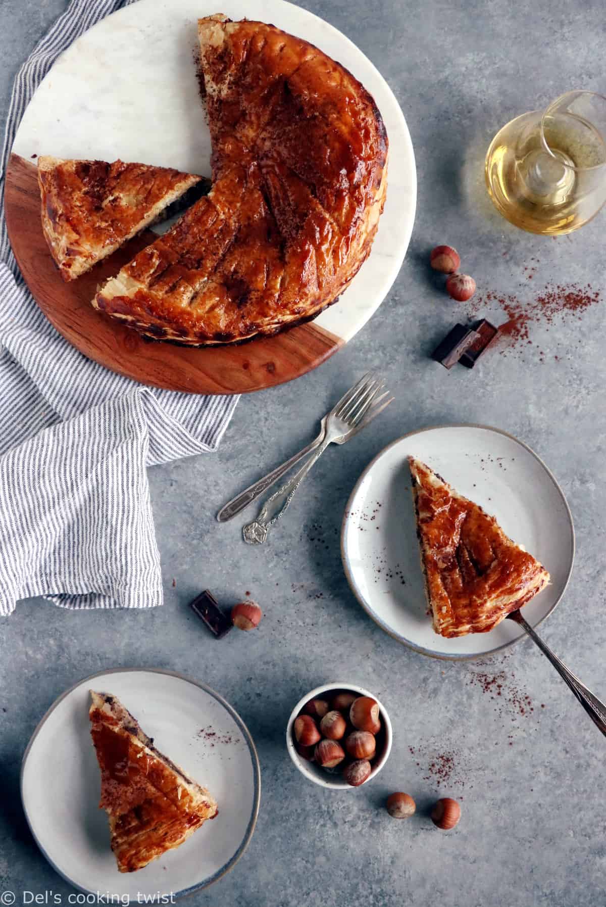 La galette des rois noisettes-chocolat est réalisée avec une crème frangipane de noisettes et du chocolat noir râpé, le tout entre deux feuilles de pâte feuilletée généreuses et croustillantes.