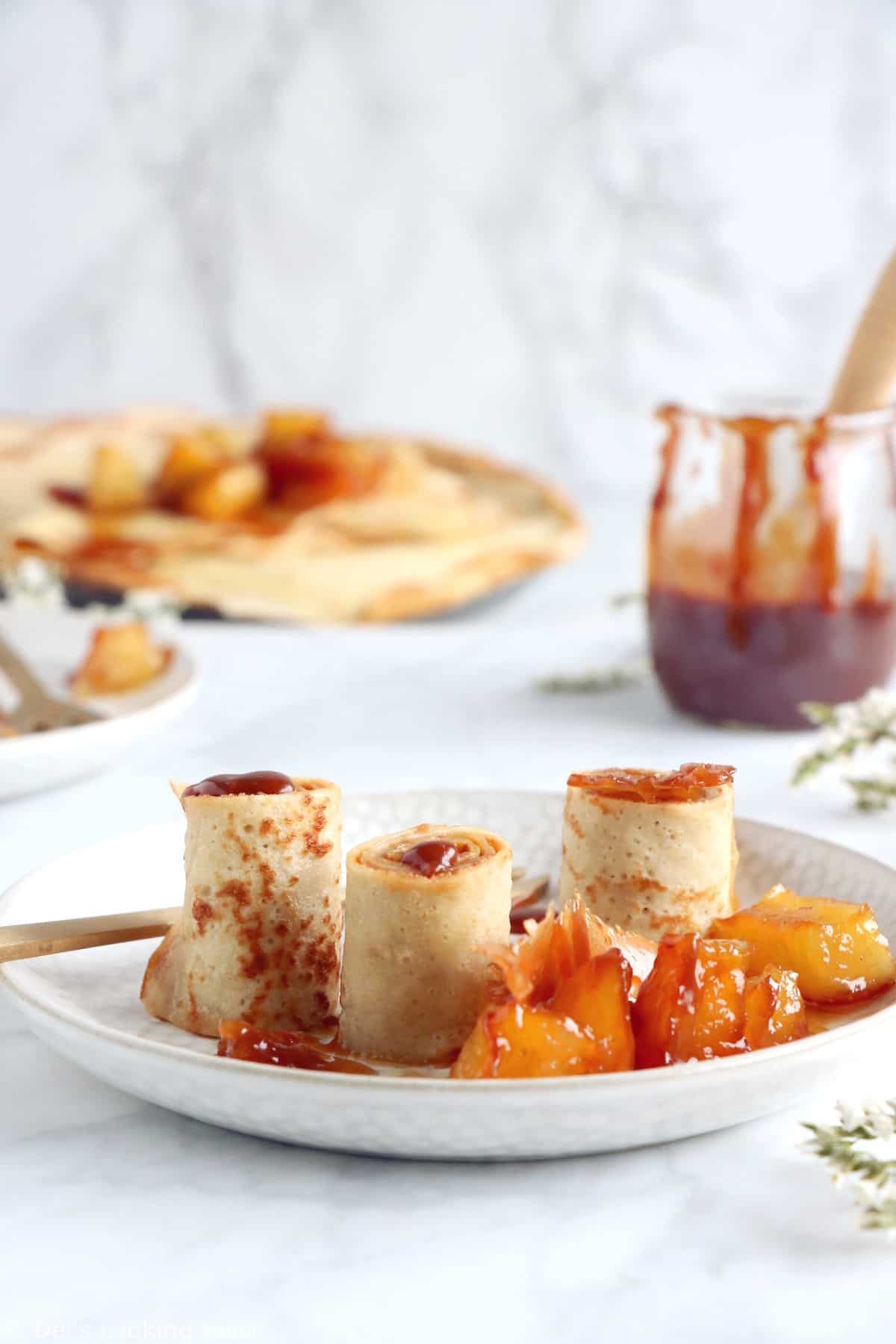 Ces roulés de crêpes au caramel au beurre salé et aux pommes caramélisées font un dessert d'exception servi à l'assiette, tout en demeurant relativement simple à réaliser.