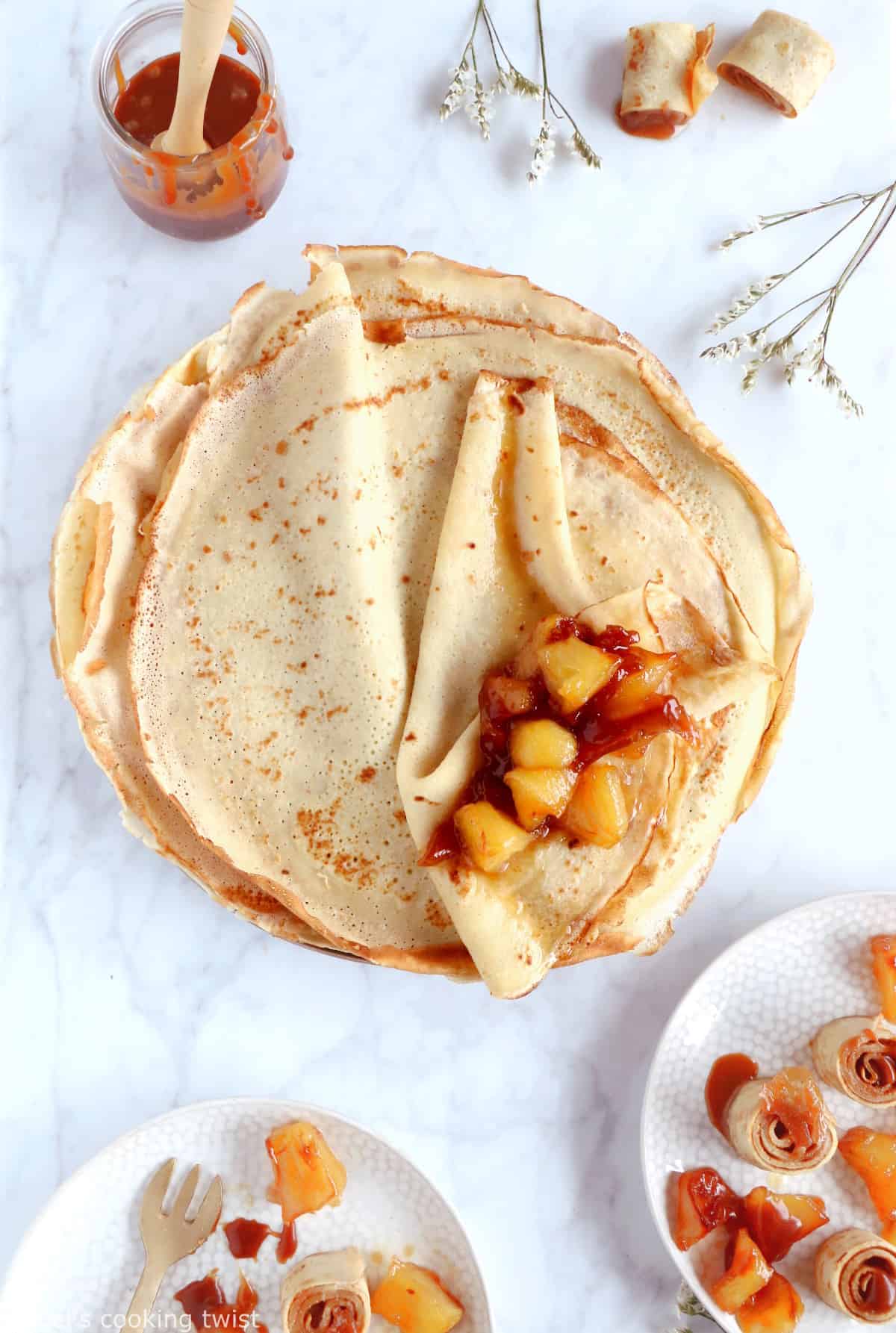 Ces roulés de crêpes au caramel au beurre salé et aux pommes caramélisées font un dessert d'exception servi à l'assiette, tout en demeurant relativement simple à réaliser.