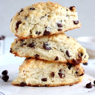 Délicieux scones aux pépites de chocolat, réalisés en seulement 15 minutes ! On y retrouve une pâte friable et croquante tout en étant moelleuse à l'intérieur, le tout garni de pépites de chocolat.