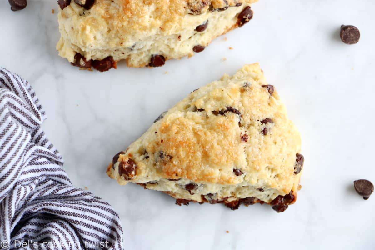 Délicieux scones aux pépites de chocolat, réalisés en seulement 15 minutes ! On y retrouve une pâte friable et croquante tout en étant moelleuse à l'intérieur, le tout garni de pépites de chocolat.