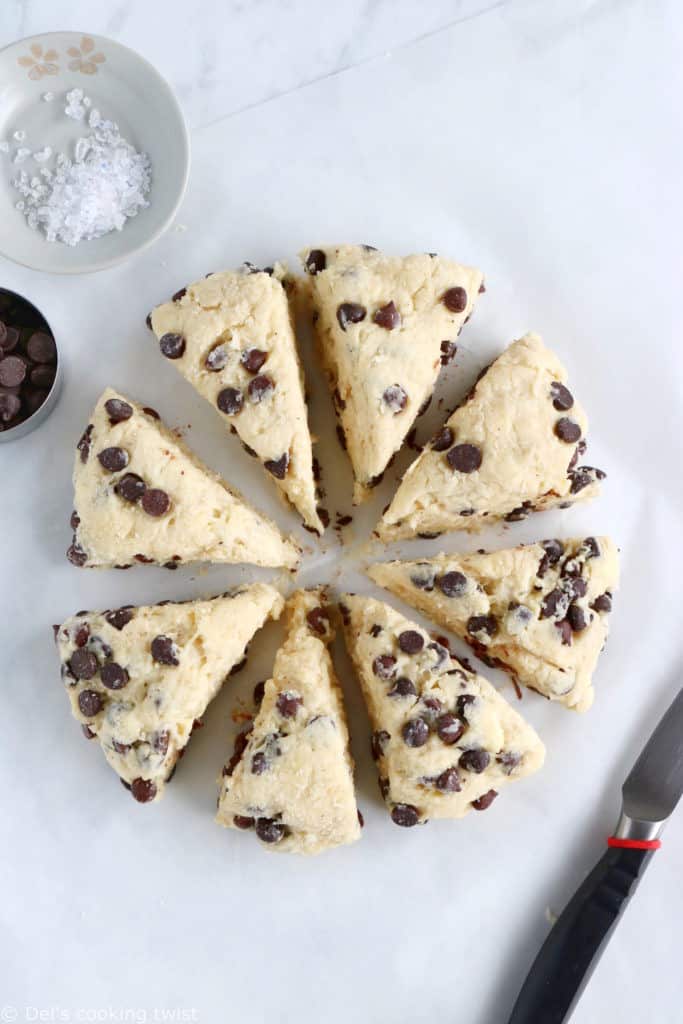 Délicieux scones aux pépites de chocolat, réalisés en seulement 15 minutes ! On y retrouve une pâte friable et croquante tout en étant moelleuse à l'intérieur, le tout garni de pépites de chocolat.