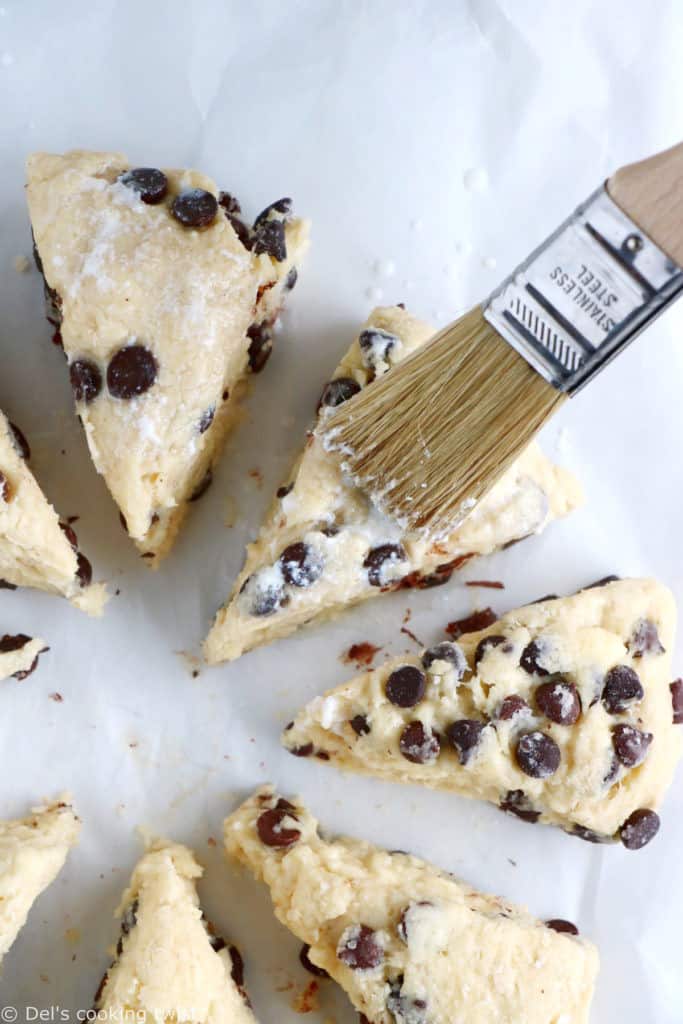 Délicieux scones aux pépites de chocolat, réalisés en seulement 15 minutes ! On y retrouve une pâte friable et croquante tout en étant moelleuse à l'intérieur, le tout garni de pépites de chocolat.