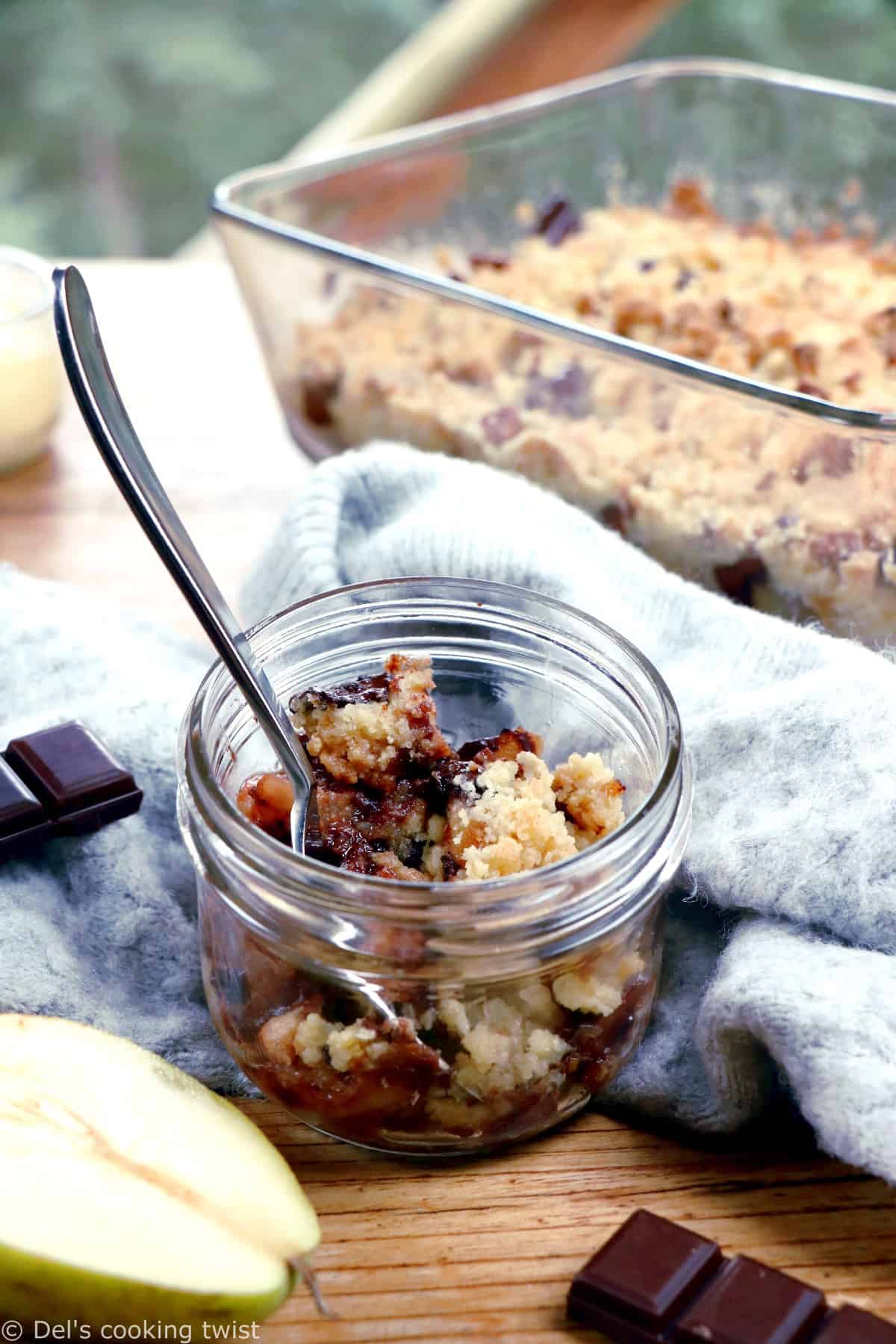 Ce crumble express poires chocolat figure en tête de mes desserts préférés. Avec juste quelques ingrédients de base, cette recette ultra-simple fonctionne à tous les coups et garantit un vrai moment de gourmandise.