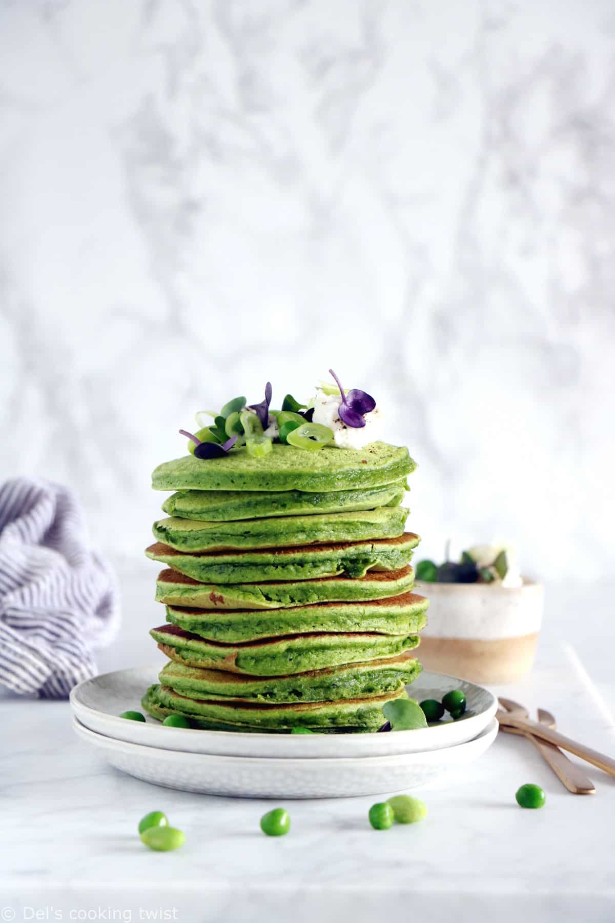 Des pancakes verts aux épinards et à la farine de pois chiches réalisés sans gluten, sans lactose et qui plaisent aux petits dès 6 mois.