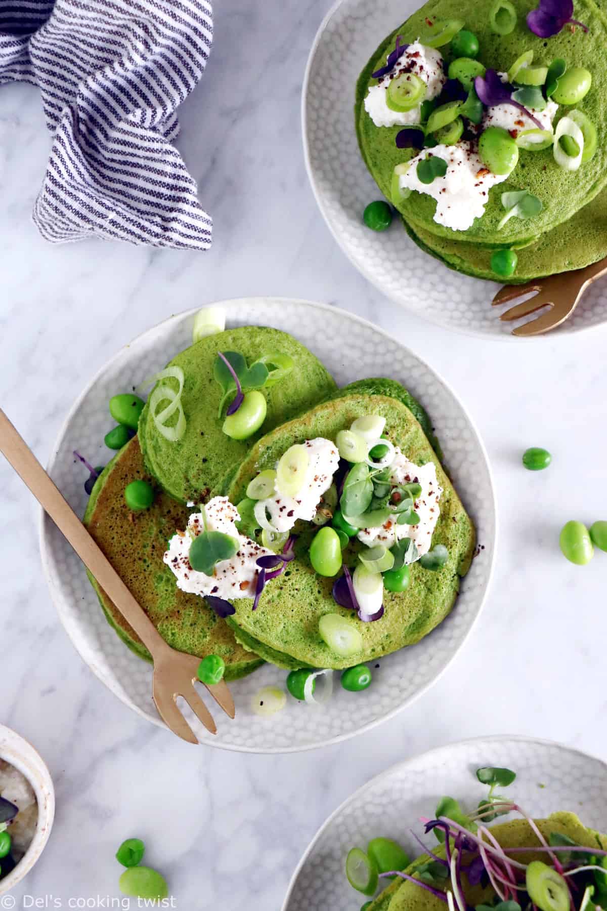 Des pancakes verts aux épinards et à la farine de pois chiches réalisés sans gluten, sans lactose et qui plaisent aux petits dès 6 mois.