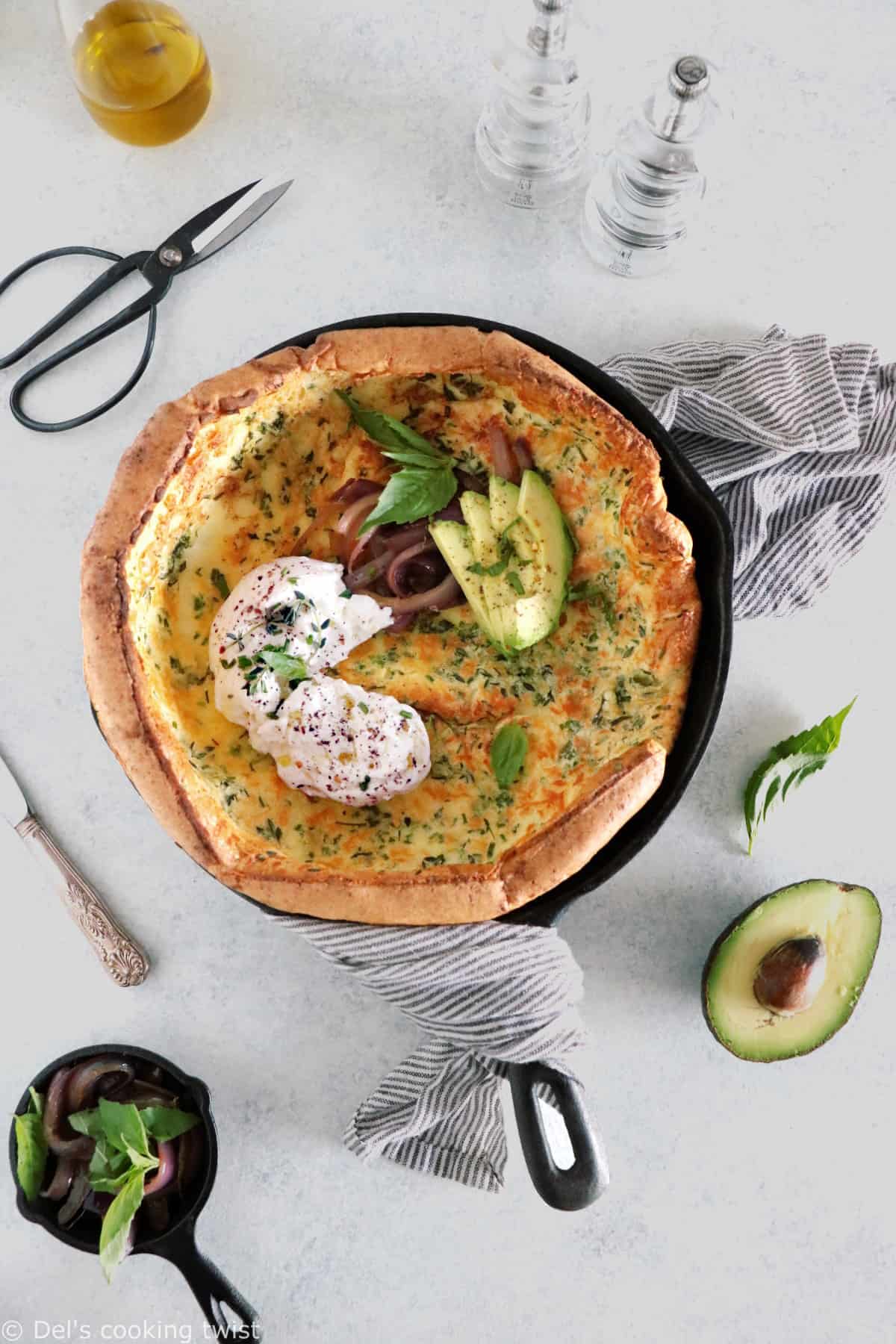 Illuminez votre brunch en préparant une Dutch baby pancake salée agrémentée d'oignons caramélisés et de burrata.