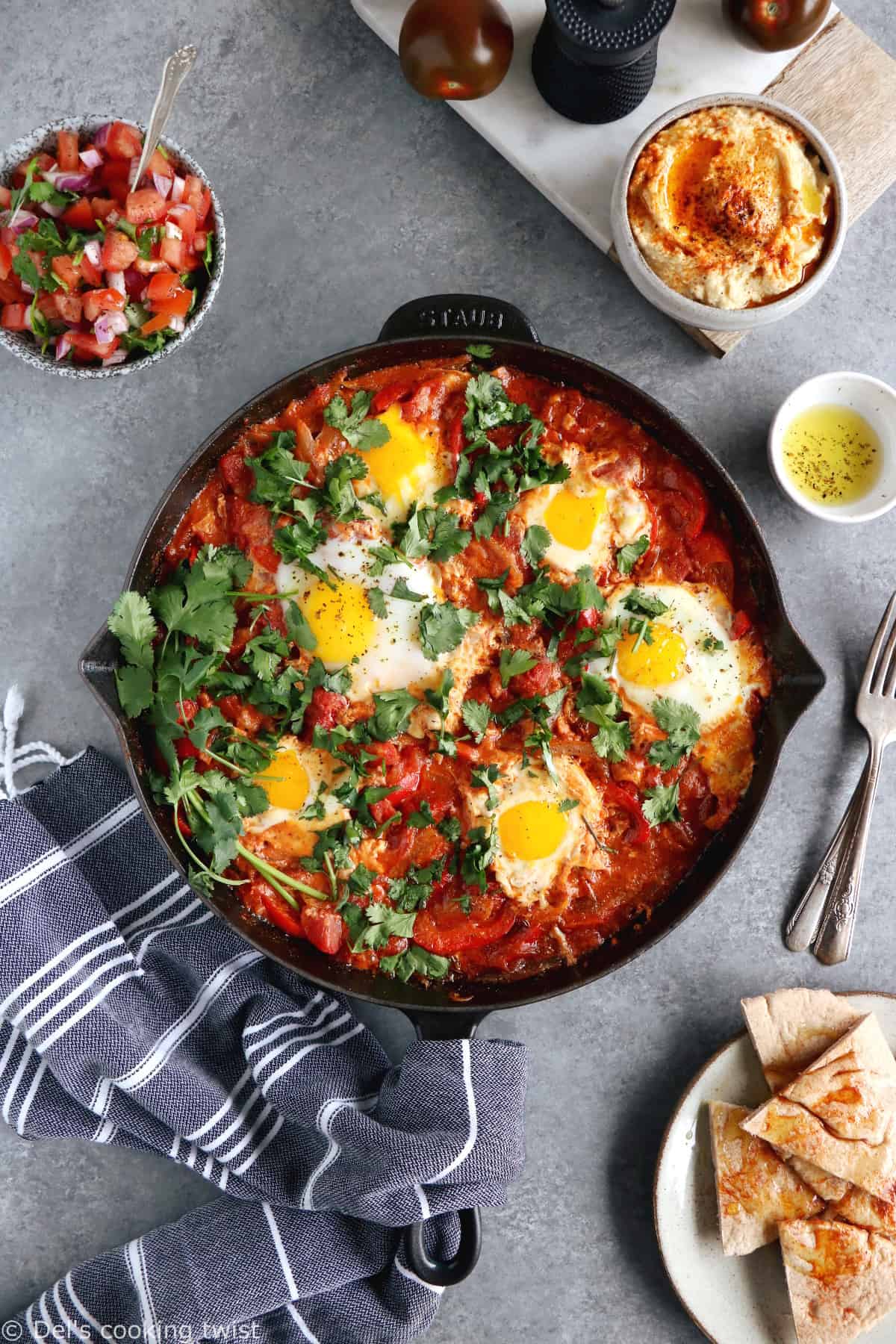 Shakshuka (Oeufs pochés, tomates et feta) - Del's cooking twist