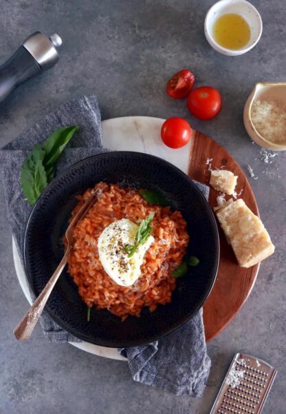 Ce risotto aux tomates, harissa et burrata est délicieusement parfumé à la tomate et subtilement épicé avec de la harissa.