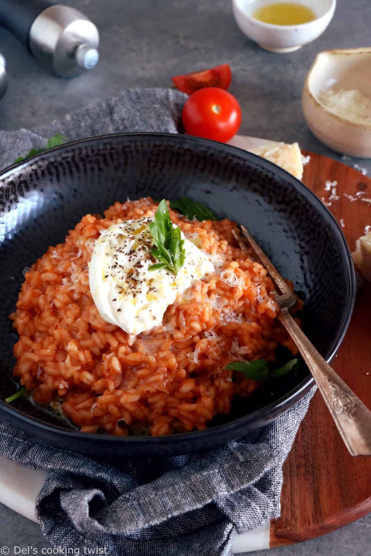 Ce risotto aux tomates, harissa et burrata est délicieusement parfumé à la tomate et subtilement épicé avec de la harissa.