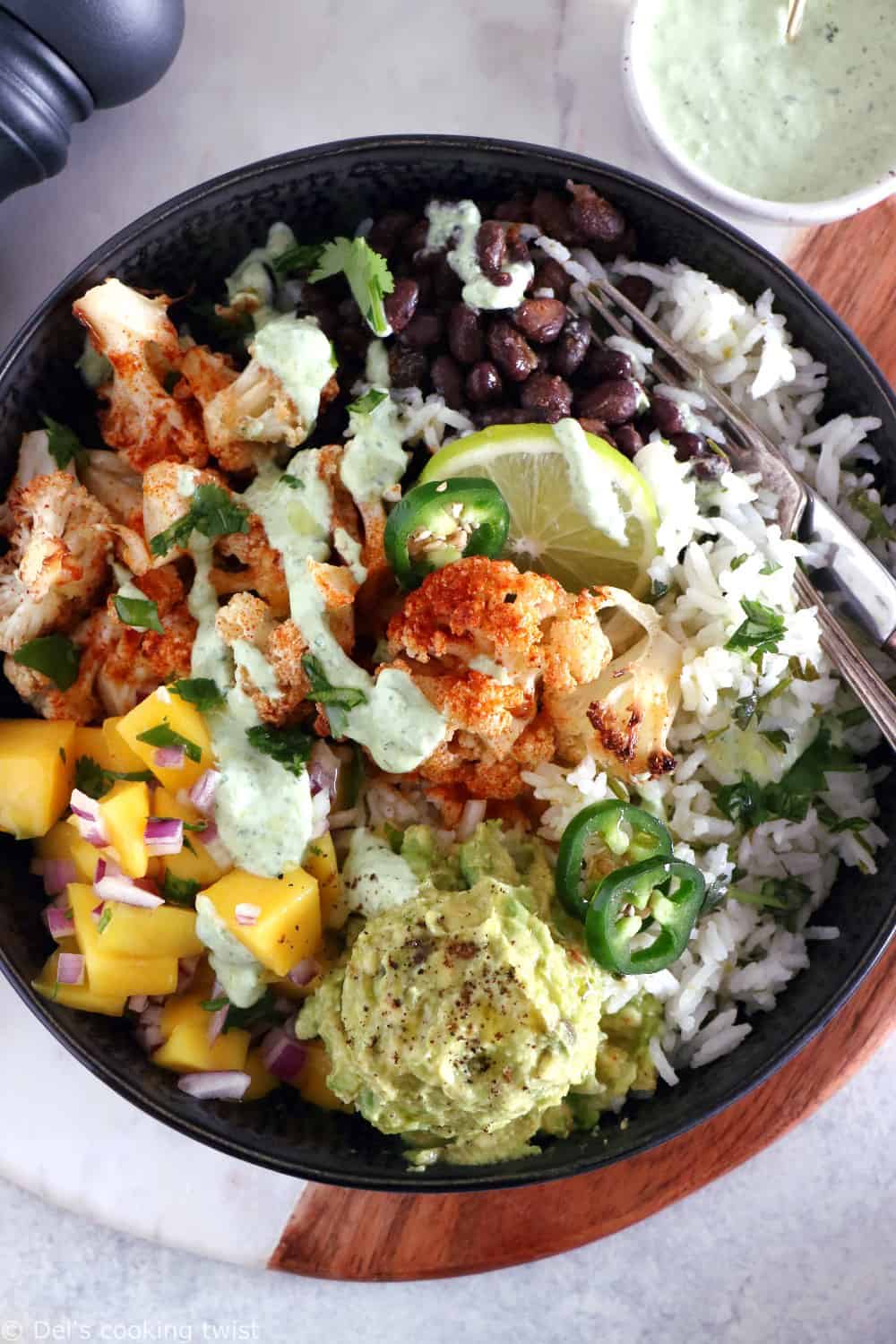 Un burrito bowl végétarien sain et nourrissant à la fois réalisé sur une base de riz parfumé à la coriandre et au citron vert. Délicieux !