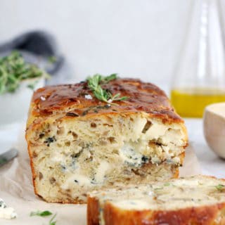 This red onions & Gorgonzola quick bread will make a great appetizer or side-dish at every picnic and potluck.