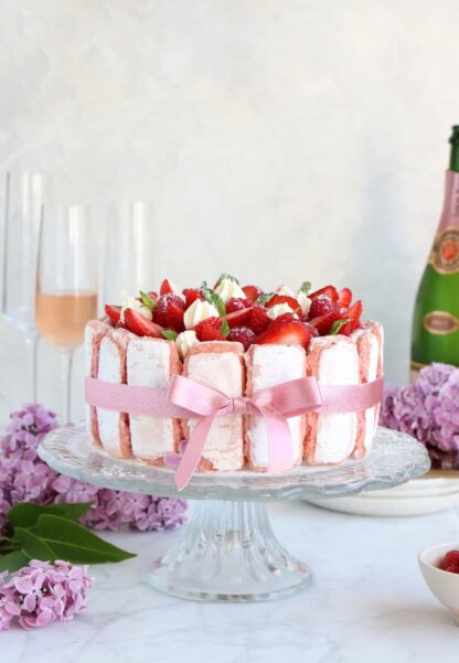 Charlotte aux fraises aux biscuits roses de Reims et mousse au chocolat blanc