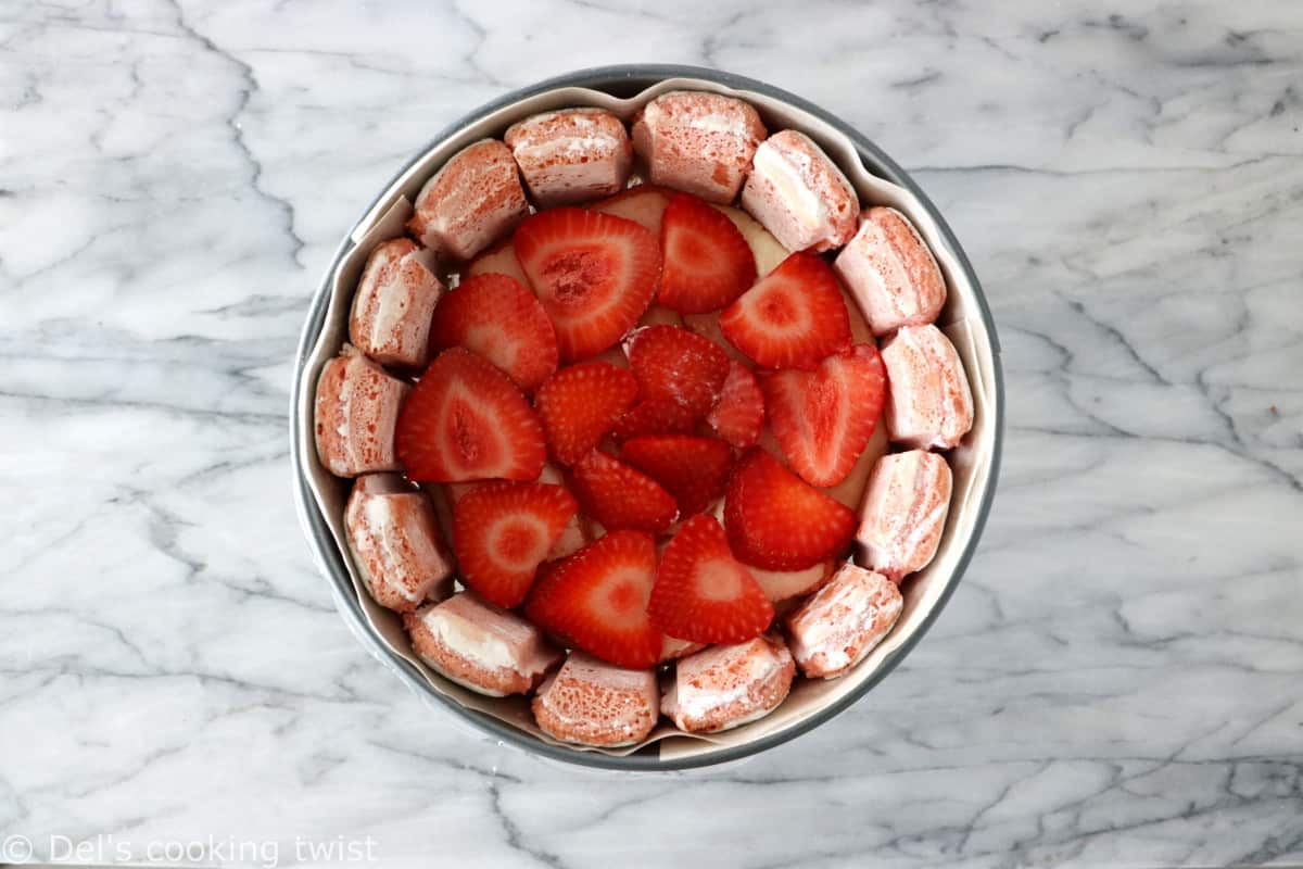 Charlotte aux fraises aux biscuits roses de Reims étape 3