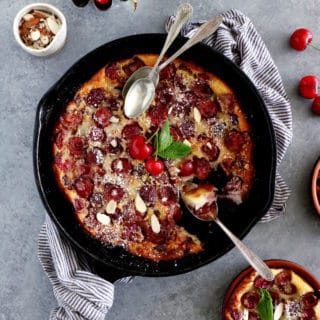 À la fois simplissime à réaliser, hyper gourmand et légèrement addictif, le clafoutis aux cerises fait toujours l'unanimité.