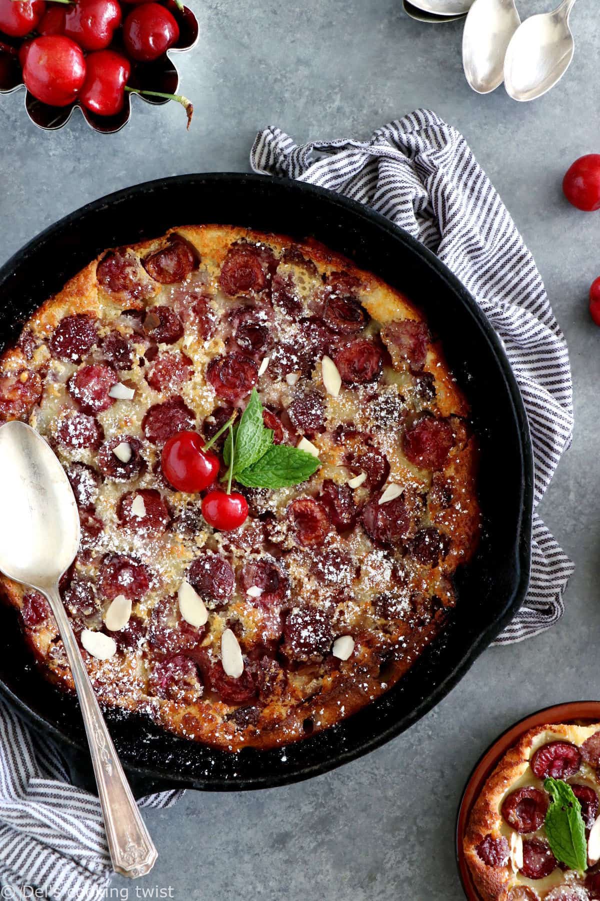 À la fois simplissime à réaliser, hyper gourmand et légèrement addictif, le clafoutis aux cerises fait toujours l'unanimité.