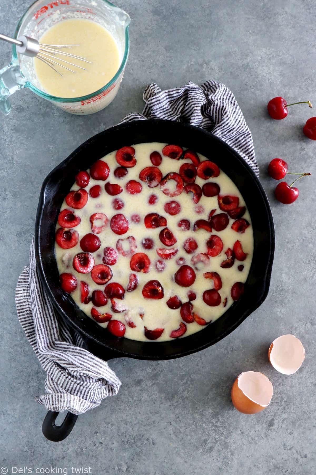 À la fois simplissime à réaliser, hyper gourmand et légèrement addictif, le clafoutis aux cerises fait toujours l'unanimité.