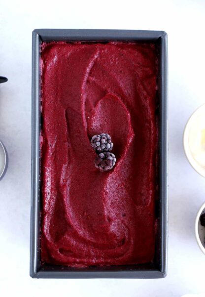 Le yaourt glacé aux fruits rouge, que l'on appelle aussi "frozen yogurt", c'est 5 minutes de préparation pour une glace maison saine, gourmande et rafraîchissante.