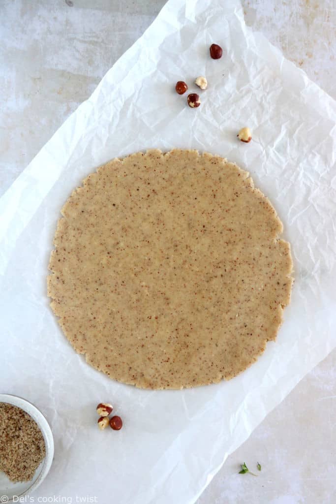 La tarte rustique aux pommes et aux noisettes est une tarte toute simple réalisée avec une pâte aux noisettes absolument irrésistible.