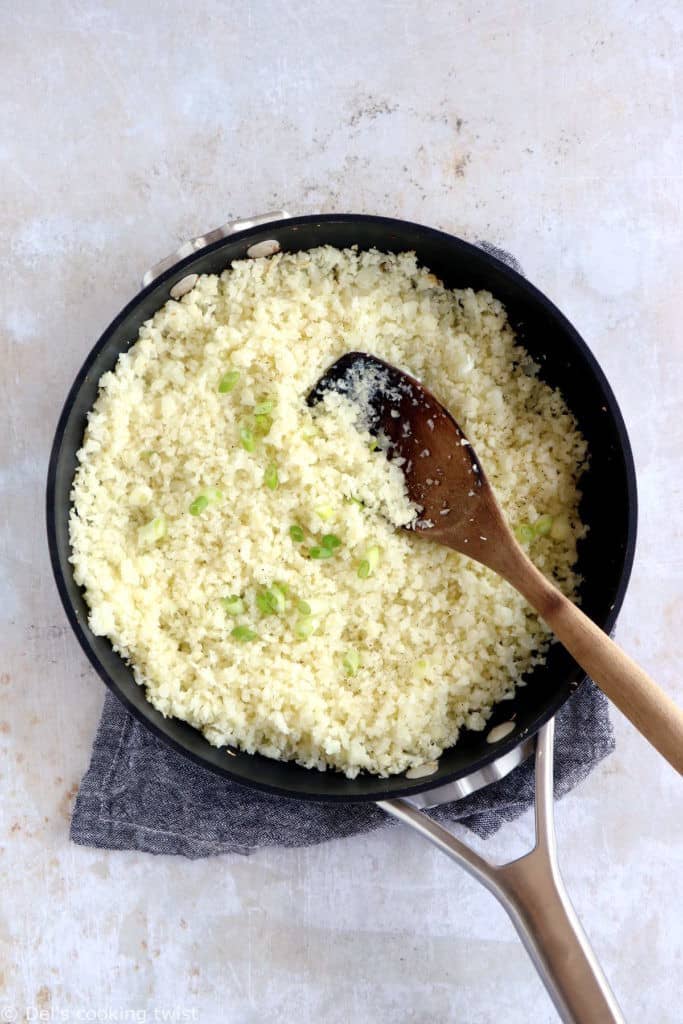 Facile et très rapide à préparer, cette brouillade d'oeufs, épinards et riz de chou-fleur sauté à l'asiatique constitue un plat végétarien sain, riche en protéines et naturellement gluten-free.