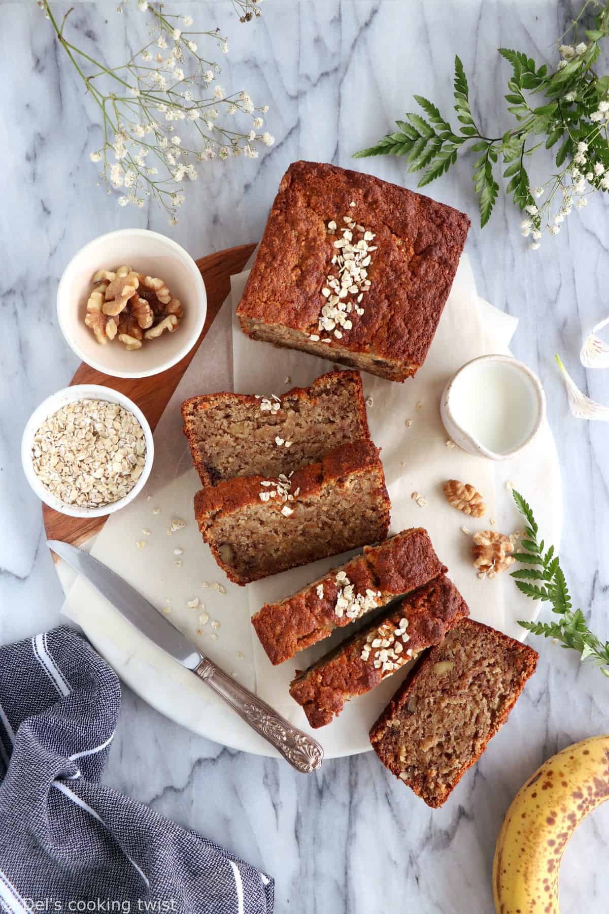 Ce banana bread sans gluten réalisé avec un mélange de 3 farines sans gluten est directement inspiré de mon banana bread ultra moelleux.