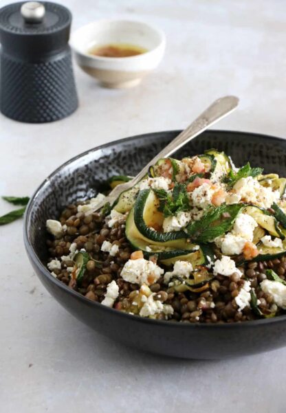 À la fois simple et savoureuse, cette salade de lentilles, courgettes, feta et menthe est parfaite en plat unique pour un déjeuner rapide ou en pique-nique.