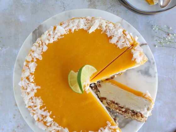 This raw coconut mango cheesecake is a very refreshing fruity dessert. Also vegan, gluten-free and naturally sweetened, it's the ultimate healthy dessert to indulge in!