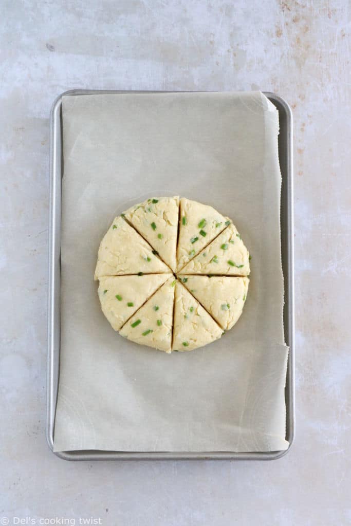 Réalisés en 30 minutes, ces scones salés au parmesan et aux herbes égaieront vos apéritifs entre amis en toute simplicité.