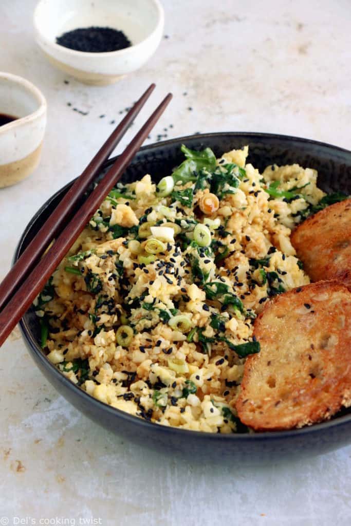 Facile et très rapide à préparer, cette brouillade d'oeufs, épinards et riz de chou-fleur sauté à l'asiatique constitue un plat végétarien sain, riche en protéines et naturellement gluten-free.