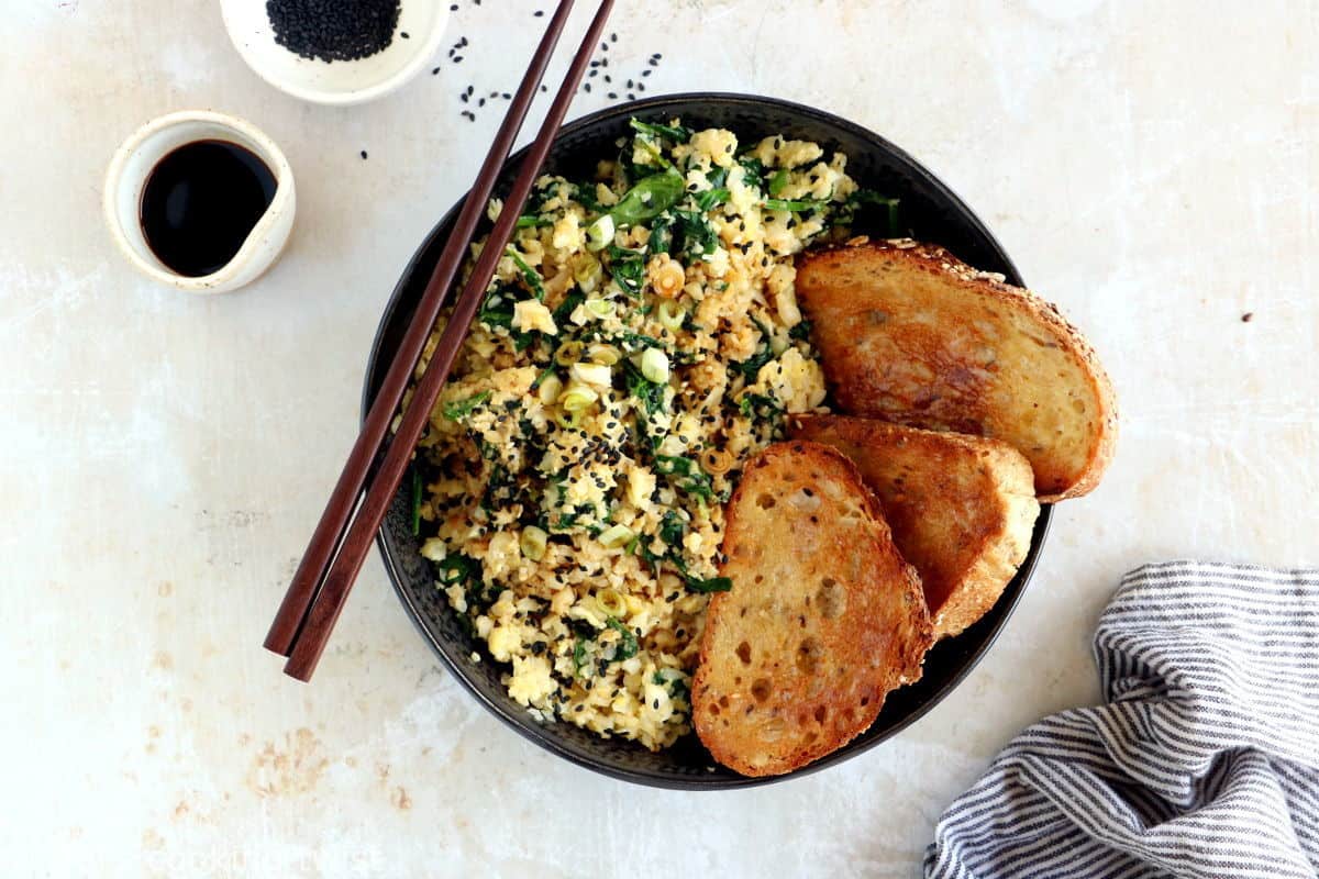 Facile et très rapide à préparer, cette brouillade d'oeufs, épinards et riz de chou-fleur sauté à l'asiatique constitue un plat végétarien sain, riche en protéines et naturellement gluten-free.