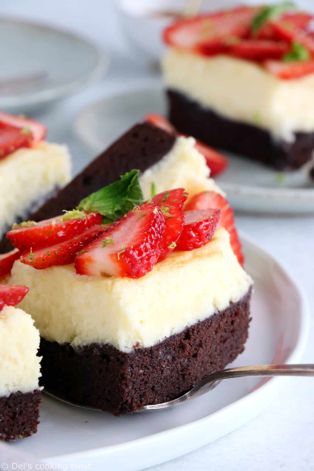 Ce brownie cheesecake au chocolat blanc et aux fraises est un dessert d'exception qui réunit petits et grands gourmands.