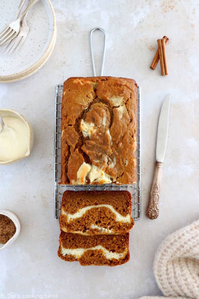 Plongez dans les douces saveurs d'automne avec ce pumpkin bread marbré façon cheesecake. Tendre et moelleux à coeur, il est délicieusement parfumé aux épices chaudes de pumpkin pie, avec un coeur de fromage frais (cream cheese) en son centre.