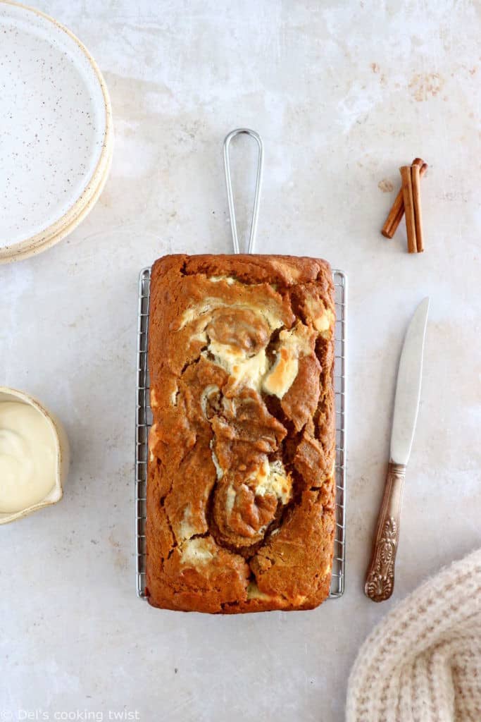 Plongez dans les douces saveurs d'automne avec ce pumpkin bread marbré façon cheesecake. Tendre et moelleux à coeur, il est délicieusement parfumé aux épices chaudes de pumpkin pie, avec un coeur de fromage frais (cream cheese) en son centre.