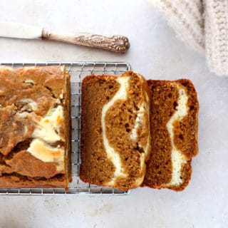 Plongez dans les douces saveurs d'automne avec ce pumpkin bread marbré façon cheesecake. Tendre et moelleux à coeur, il est délicieusement parfumé aux épices chaudes de pumpkin pie, avec un coeur de fromage frais (cream cheese) en son centre.