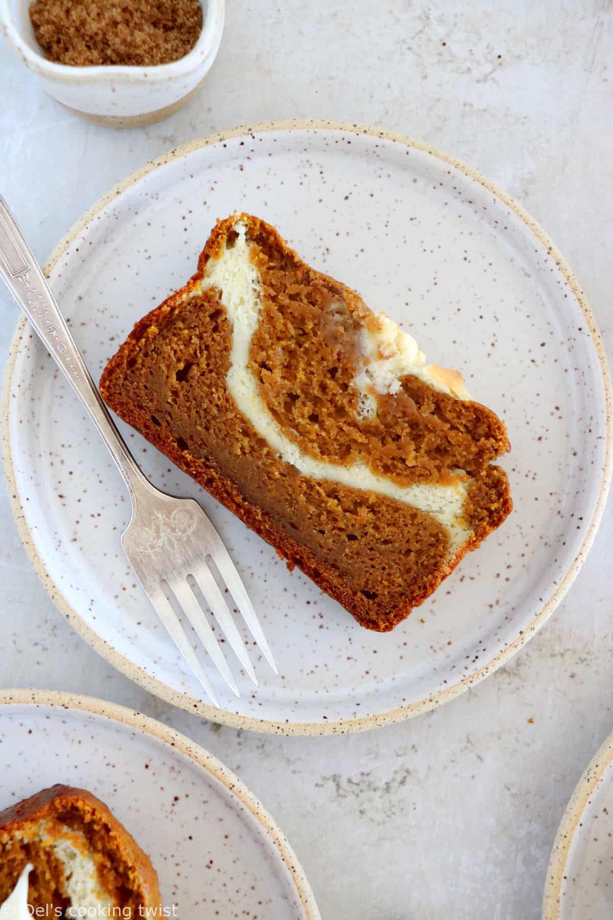 Plongez dans les douces saveurs d'automne avec ce pumpkin bread marbré façon cheesecake. Tendre et moelleux à coeur, il est délicieusement parfumé aux épices chaudes de pumpkin pie, avec un coeur de fromage frais (cream cheese) en son centre.