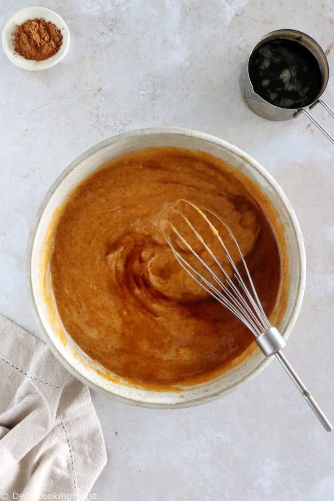 Plongez dans les douces saveurs d'automne avec ce pumpkin bread marbré façon cheesecake. Tendre et moelleux à coeur, il est délicieusement parfumé aux épices chaudes de pumpkin pie, avec un coeur de fromage frais (cream cheese) en son centre.